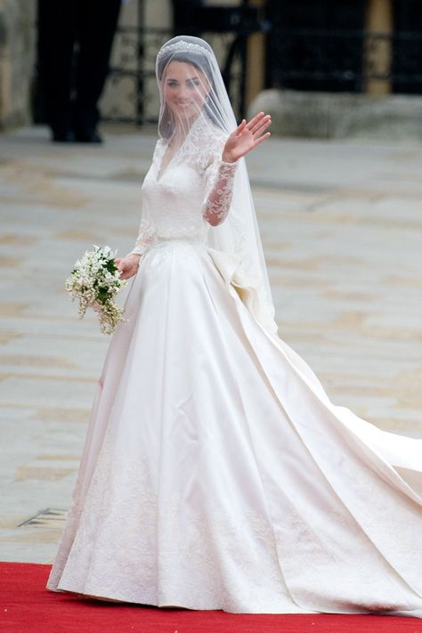 Princess Kate Wedding Dress, Wedding Traditions Explained, Vestidos Kate Middleton, Alexander Mcqueen Wedding Dresses, Kate Wedding Dress, Vévodkyně Kate, Kate Middleton Wedding Dress, Wedding Outfits For Family Members, Düşes Kate