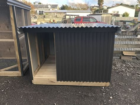 Animal & Goat Shelters - BuildLink Pallet Shed For Goats, Small Livestock Shelter, Goat House Pallets, Outdoor Goat Shelter, Diy Goat Shelter Winter, Mini Goat Shelter, Small Goat House, Cute Goat House Ideas, Sheep Shed Ideas