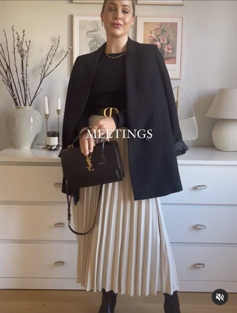 Office Meeting Outfits Women, Long Skirt Blazer Outfit, Pleated Skirt Blazer Outfit, Black Pleated Skirt Outfit Winter, Plisket Skirt Outfit Hijab, Black Pleated Skirt Outfit, Modest Girly Outfits, Plisket Skirt, Meeting Outfit