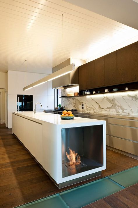 Stylish contemporary kitchen with fireplace built into the island [Design: EcoModern Design] Eco Friendly Kitchen Design, Kitchen With Fireplace, Design Camino, Kitchen Styling Modern, Eco Kitchen, Custom Fireplace, Contemporary Fireplace, Eco Friendly Kitchen, Kitchen Fireplace