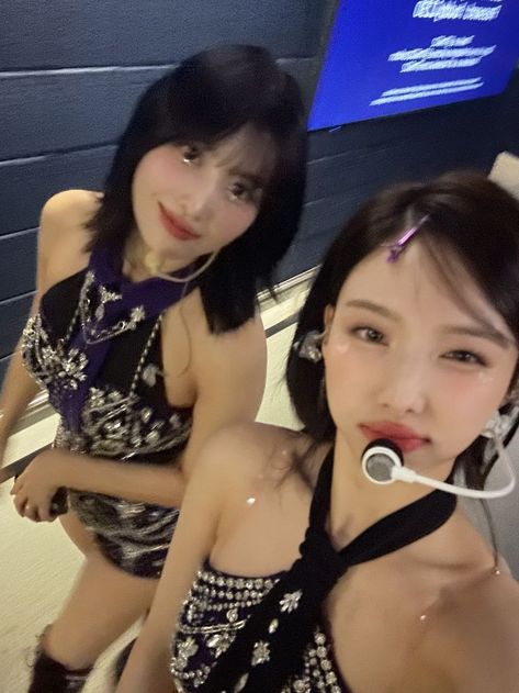 Momo Y Nayeon, Nayeon Pics, Two Pretty Best Friends, Momo Nayeon, Pretty Best Friends, Twice Group, Twice Korean, Kpop Photocards, Sana Momo