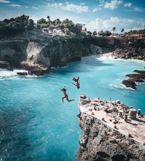 Cliff Jumping in Nusa Ceningan island 🌊🌊🌊 Photograph @nickpescetto @giuliacalcaterra ➖➖➖➖ Nusa Ceningan Island is the smallest among Bali’s… Nusa Ceningan, Cliff Diving, Disney Instagram, Ulsan, Landscape Illustration, Bali Travel, Blue Lagoon, Blue Water, Beach Club