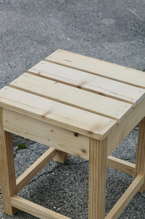 Diy Wood Side Table Outdoor, Diy Porch Side Table, Outdoor Side Table Wood, Outdoor Side Table Diy 2x4, Diy Garden Side Table, Small Table Diy Wood, Small Patio Coffee Table, Small Wooden Table Diy, Patio End Table Diy