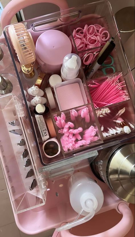 Makeup Buisness Ideas, Pink Lash Tech Room, Lash Extensions Set Up, Lash Room Essentials, Lash Set Up Station, Lash Extension Organization Ideas, Lash Kit Ideas, Lash Tech Lifestyle, Lash Tech Cart