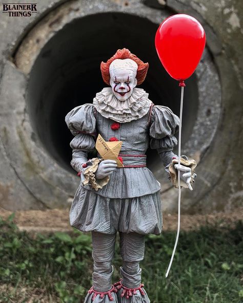 🎈Hiya Georgie 🎈 #it #pennywise #pennywisethedancingclown #pennywisetheclown #billskarsgard #horror #stephenking #derry #tcb_towardsmoon… Georgie It, It Pennywise, Pennywise The Clown, Pennywise The Dancing Clown, Figure Photography, Halloween Costumes Makeup, Nerd Geek, Costume Makeup, Toys Photography