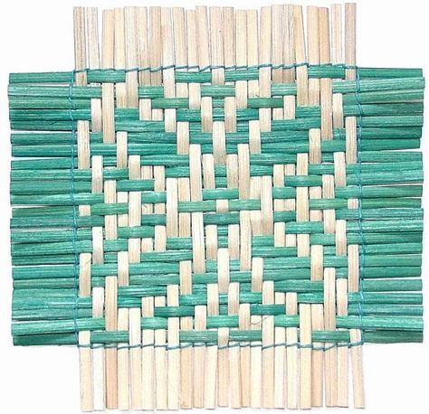 Weaving Patterns Design, Potholder Loom, Basket Weaving Diy, Basket Weaving Patterns, Paper Weaving, Diy Weaving, Weaving Designs, Textiles Techniques, Bamboo Weaving