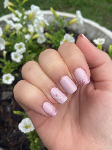 Pink Xmas Nails Short, Light Pink Snowflake Nails, Pale Pink Christmas Nails, Pink And White Snowflake Nails, Pink Christmas Gel Nails, Pink Nails With Snowflakes, Pink Christmas Nails Snowflakes, Snowflake Nails Pink, Pink Christmas Nails Simple