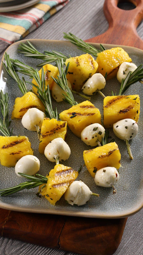 Grill Pineapple, Pineapple Appetizers, Mozzarella Skewers, Rosemary Skewers, American Appetizers, Unique Appetizers, Serving Ideas, Summer Appetizer, Grilled Pineapple