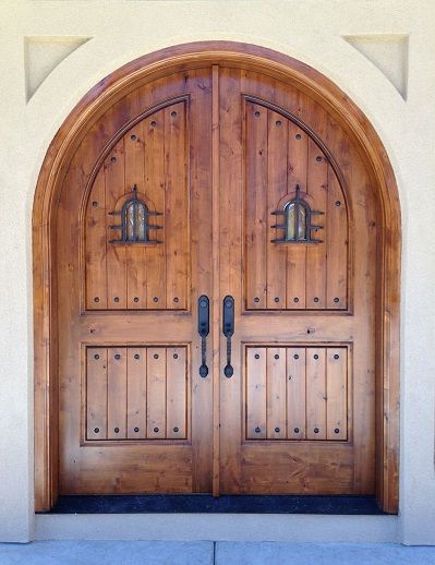 These knotty alder double doors in an Old World style create an impressive entrance to this home with the round top, speakeasies, and design details. Spanish Front Door, Arched Exterior Doors, Spanish Doors, Mexico House Ideas, Royal Doors, Spanish Style Decor, Wooden Double Doors, Double Door Entrance, Modern Wooden Doors