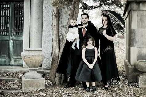 Gothic family portrait photography. Taken at a cemetery. Spooky Family Photos, Goth Family Photoshoot, Gothic Family Photos, Alternative Family Photoshoot, Goth Family Photos, Gothic Family Photoshoot, Dark Family Photoshoot, Spooky Family Photo Shoot, Glam Family Photos