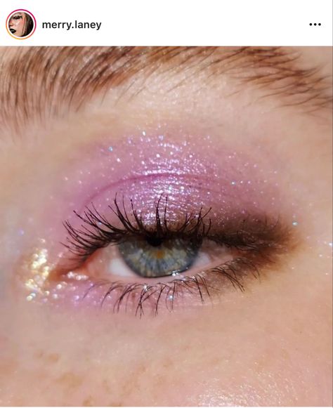 Pink Eyeshadow Looks For Brown Eyes, Pink 90s Makeup, Pink Sparkle Eyeshadow, Barbie Makeup Simple, Repunzal Makeup Ideas, Glinda Inspired Makeup, Glinda The Good Witch Makeup, Fun Eye Makeup Ideas, Pink Glitter Makeup Looks