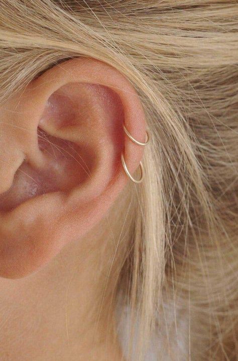 Helix And Cartilage Piercing, Cartledge Piercing Ideas Hoop, Double Hoop Cartilage Piercing, High Helix Piercing Hoop, Simple Helix Piercing, Helix Percinings Ideas, Ear Piercings Helix Hoop, Cartlidge Piercing Ideas, Helix Percinings