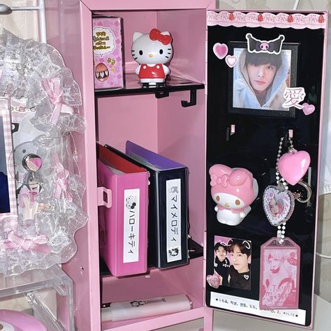 Mini Locker Aesthetic, School Locker Decorations, Pc Decoration, Diy Locker, Locker Decorations, Otaku Room, Kpop Diy, Desk Makeover, School Lockers