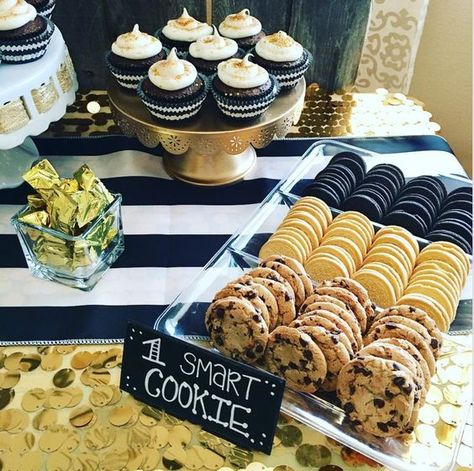 30+ Awe-Inspiring Graduation Party ideas and inspirations for your 2019 Graduate - Hike n Dip Graduation Bbq, High School Graduation Party Decorations, College Grad Party, Graduation Food, Graduation Dinner, Senior Graduation Party, Graduation Party High, Graduation Party Foods, Graduation Party Diy