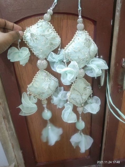 Net fabric Latkan Tassels, Saree Kuchulu, Latkan Design, Tassels Fashion Clothing, Tassels Diy, Designer Tassels, Tassels Designs, Saree Tassels Designs, Saree Tassels