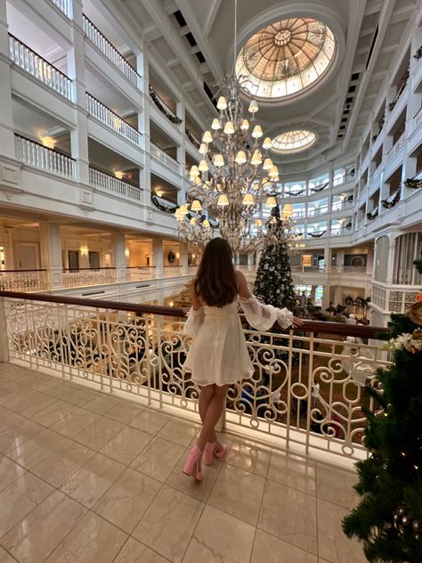 Disney World Vacation Aesthetic, Disneyland Senior Photos, Grand Floridian Photoshoot, Grand Floridian Christmas, Grand Floridian Aesthetic, Disney World Senior Pictures, Disney World Aesthetic Pictures, Disney World Pictures Ideas, Disney World Aesthetic