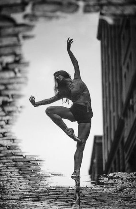 Street Ballet, Dance Photo Shoot, Dance Picture Poses, Dancer Photography, Dance Photography Poses, Ballet Poses, Ballet Inspiration, Dance Like No One Is Watching, Ballet Art