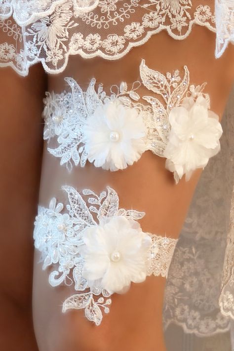 Bride Lingerie Wedding Day, Wedding Garter Diy, Bride Plus Size, Garter Set Wedding, Garter Wedding, Bride Lingerie, Wedding Garter Set, Wedding Garters, Couture Accessories