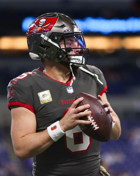 Quarterback Aesthetic, Gasparilla Outfit, Tom Brady Wallpaper, Bucs Football, Cold Pictures, Meagan Brandy, Nfl Wallpaper, Rays Baseball, Atlanta Falcons Football