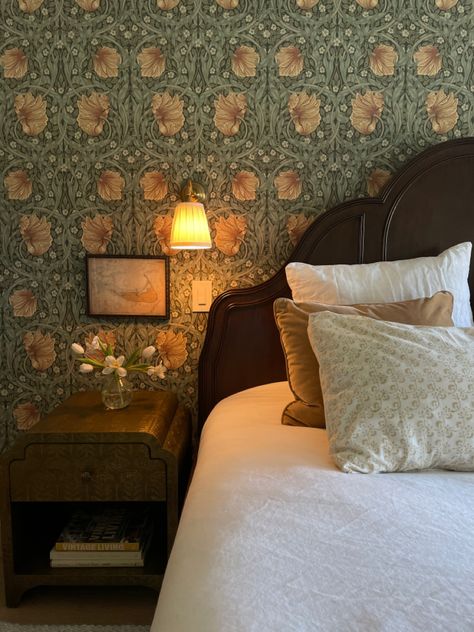 Cosy bedroom William Morris And Co Wallpaper, Bedroom William Morris, Pimpernel William Morris, William Morris Interior Bedroom, William Morris Headboard, William Morris Home, William Morris Bedroom Ideas, Morris And Co, Green William Morris Bedroom