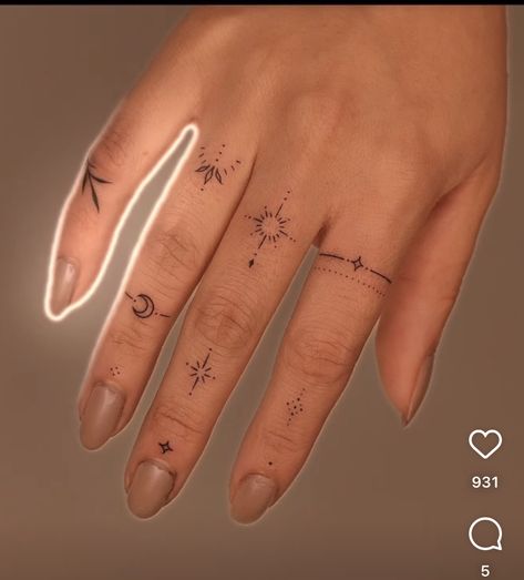 Hand Adornment Tattoo, Finger Tattoos Ornamental, Vine Hand Tattoos For Women, Tattoo Main, H Tattoo, Small Girly Tattoos, Wrap Tattoo, Small Finger Tattoos, Finger Tattoo For Women