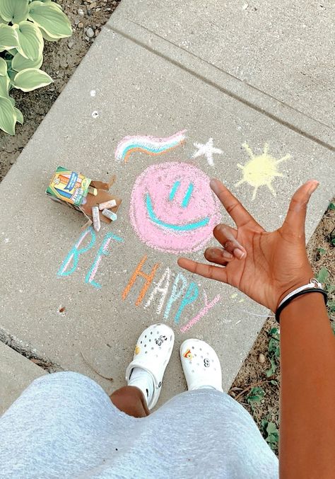 Vsco Chalk Art, Preppy Sidewalk Chalk, Cute Summer Chalk Ideas, Chalk Art Preppy, Preppy Drawings Ideas, Preppy Chalk, Summer Chalk Art, Preppy Drawings, Preppy Drawing