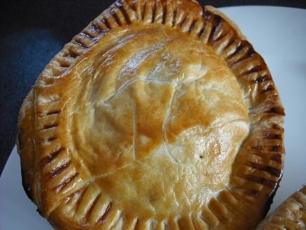 Aussie meat pies Australian Meat Pie Recipe, Australian Meat Pie Recipe Easy, Aussie Meat Pies, Aussie Meat Pie Recipe Australia, New Zealand Meat Pie Recipe, Aussie Pie, Meat Pie British, Australian Meat Pie, Kiwi Recipes