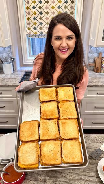 Sheet Pan Sandwiches Hawaiian Bread, Sheet Pan Grilled Cheese Sandwiches, Sheet Pan Grilled Cheese, Grilled Cheese Party, Baked Sandwiches, Brunch Foods, Slider Sandwiches, Grilled Cheese Sandwiches, Sandwich Trays