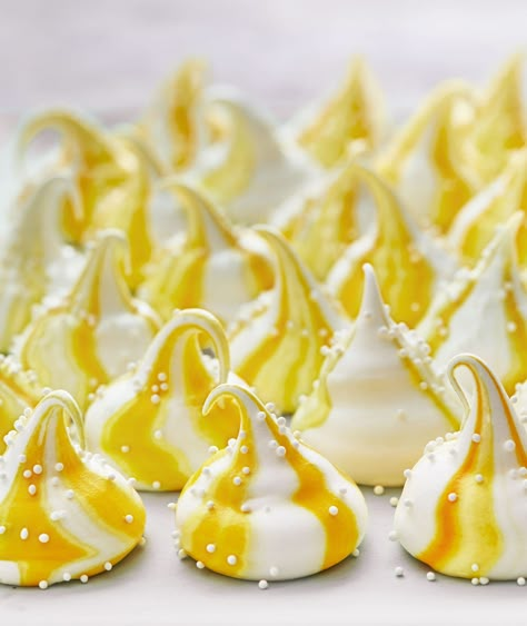 Best Meringue Recipe, Mini Easter Desserts, Basic Meringue Recipe, Mini Meringues, Dinner Party Desserts, Chocolate Meringue, Meringue Kisses, Dessert Spread, Lemon Dessert Recipes