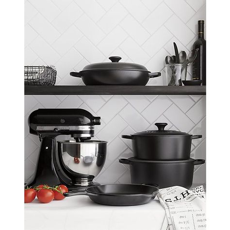 Rustic Country Kitchens, Kitchenaid Artisan, Kitchen Themes, Stand Mixer, Black Kitchens, Le Creuset, Pots And Pans, Kitchen Items, Country Kitchen