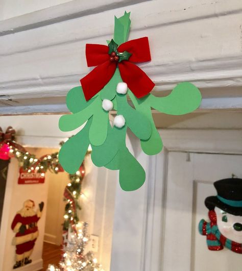 DIY Paper Mistletoe with Free Downloadable Template Miseltoe Diy, Diy Christmas Decorations Classroom, Christmas Classroom Decorations For Kids, Diy Mistletoe, Paper Mistletoe, Mistletoe Craft, Mistletoe Diy, Paper Hangings, December Crafts