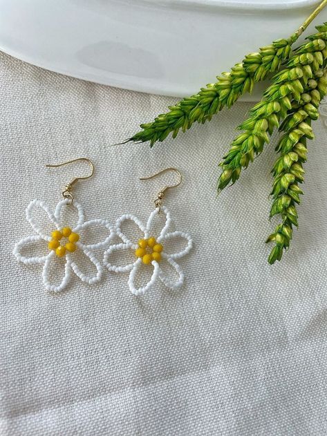 Dangling Flower Earrings, Cute Bead Earrings Diy, Diy Flower Earrings Beads, Earring Patterns Beaded, Diy Beaded Flower Earrings, Daisy Bead Earrings, Beaded Spring Earrings, Diy Daisy Earrings, Small Bead Projects