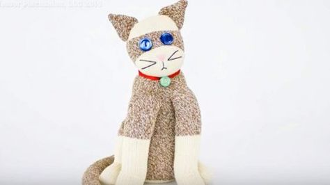 Woman Stuffs A Sock But She Doesn’t Make A Sock Monkey…She Makes A Cuddly Sock Cat! | DIY Joy Projects and Crafts Ideas Sock Cat, Sock Monkey Pattern, Chat Diy, Monkey Crafts, Sock Doll, Sock Dolls, Sock Toys, Diy Socks, Sock Monkeys