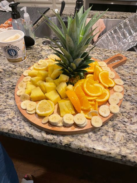 Healthy fruit summer tray charcuterie board Yellow Party Snacks, Yellow Food Board, Yellow Charcuterie Board, Yellow Party, Yellow Fruit, Birthday Party Treats, Yellow Foods, Rainbow Food, Fruit Breakfast