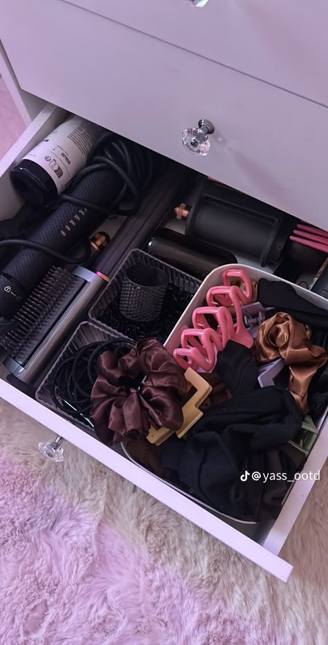 Hair Draw Organization, Organising Drawers Bedroom, Vanity Draw Organization, Hair Care Storage, Things To Put In Your Vanity, Organized Vanity Drawers, Organised Room, Hair Drawer Organization, Organize Hair Products