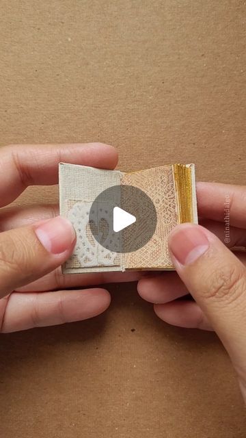 Diy Small Book, How To Make Miniature Books, How To Make A Small Book, Mini Book Ideas, How To Make Mini Books, How To Make A Mini Book, Miniature Books Diy, Mini Notebook Ideas, Diy Mini Books