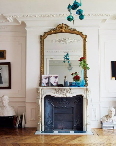 9 Très Chic Parisian-Inspired Crown Molding and Trim Ideas to Copy | Hunker Fireplace Facelift, Paris Apartment Interiors, Old Apartments, Sleek Furniture, French Walls, Mirror On The Wall, Apartment In Paris, Parisian Apartment, Wall Molding