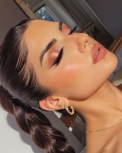 Embrace the Sun-Kissed Look with the Golden-Hour Makeup Trend Golden Hour Makeup Looks, Bronzed Makeup Look Sun Kissed, Golden Glow Makeup, Golden Hour Makeup, Bronze Makeup Look, Blush Trend, Dewy Makeup Look, Matric Dance, Shimmery Eyeshadow