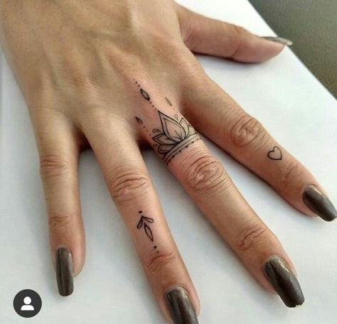 Girl Finger Tattoos, Tattoo Main, Tiny Finger Tattoos, Small Finger Tattoos, Tato Henna, Finger Tattoo For Women, Finger Tats, Hand Tattoos For Girls, Hand And Finger Tattoos