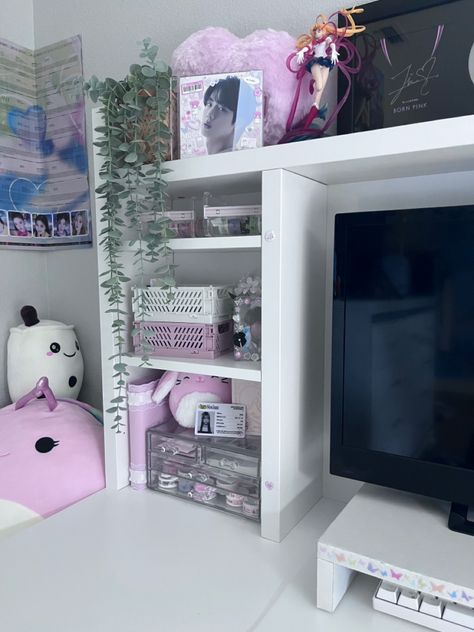 Ikea Desk Shelves, Micke Desk Setup, Ikea Micke Desk Aesthetic, Micke Desk Aesthetic, Ikea Desk Micke, Micke Ikea Desk Ideas, Micke Desk Ikea Ideas, Ikea Desk Shelf, Kpop Desktop