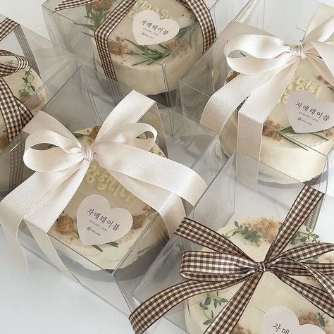 Bento Cake Packaging Ideas, Bento Cake Packaging, Mini Cake Packaging Ideas, Mini Cake Packaging, Cake Boxes Packaging, Xmas Hampers, Deserts Cupcakes, Eid Cake, Baking Packaging