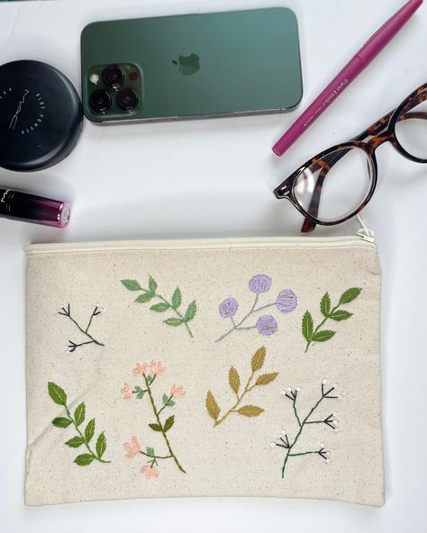 Painted Pencil Pouch, Mom Pouch, Embroidered Things, Pencil Case Design, Canvas Zipper Pouch, Embroidery Canvas, Canvas Pencil Case, Handmade Embroidery Designs, Floral Canvas