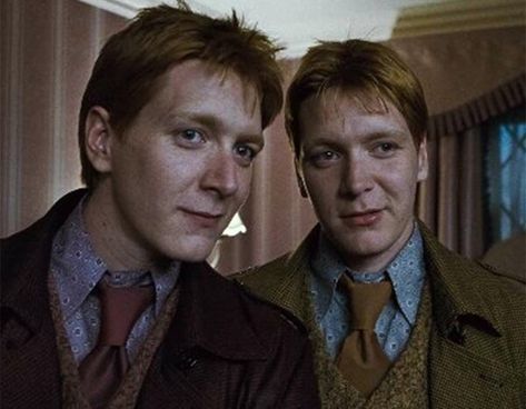 The Weasley twins don't look like this anymore! | HELLO! Harry Potter Easter Eggs, Harry Potter Theories, Fred And George, Deathly Hallows Part 1, Weasley Family, Harry Potter Games, Phelps Twins, Yer A Wizard Harry, Oliver Phelps