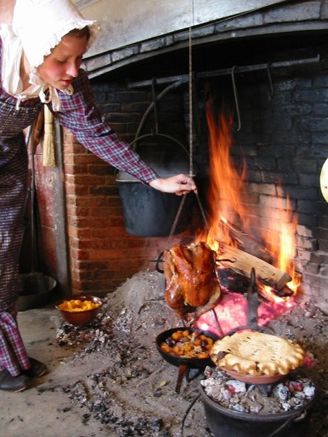 Cooking over a hearth at Old Sturbridge Village How To Make Mincemeat, Parrilla Interior, Cooking Hearth, Fireplace Cooking, Thanksgiving History, Sturbridge Village, Native American Food, Thanksgiving Dishes, Fire Cooking