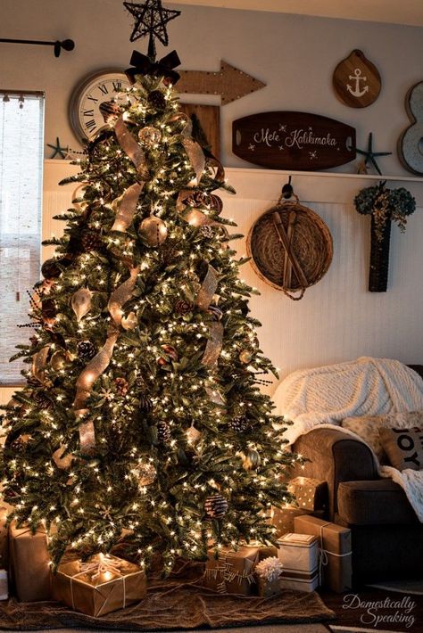 Árvore de Natal Rústica Luxe Christmas, Country Christmas Trees, Amazing Christmas Trees, Christmas Tree Pictures, Rustic Luxe, Christmas Tree Inspiration, Rustic Christmas Tree, Beautiful Christmas Trees, Christmas Tree Design