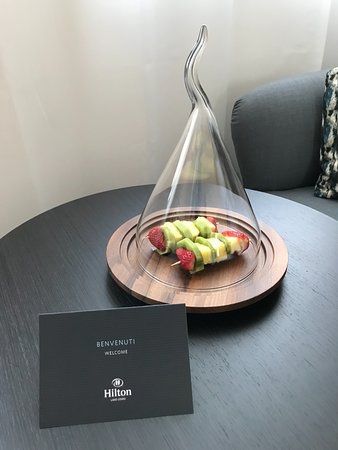 Hotel Room Amenities Food Ideas, Room Amenities Food Hotel, Vip Amenities Hotel, Amenities Hotel Ideas Food, Hotel Amenity Ideas, Hotel Food Amenities, Hotel Amenities Ideas, Amenities Hotel Ideas, Spa Amenities