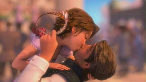 Day 21: Rapunzel and Flynn is my favorite kiss! Disney Çiftleri, Rapunzel Y Flynn, Rapunzel Movie, Couple Disney, Couples Disney, Tangled 2010, Frozen And Tangled, Rapunzel And Flynn, Rapunzel And Eugene