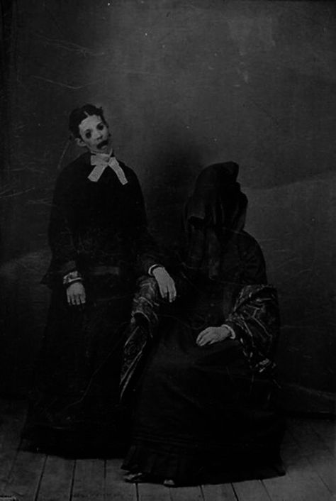 Scary Photos, Creepy Vintage, Creepy Photos, The Boogeyman, Momento Mori, Creepy Pictures, Post Mortem, Memento Mori, White Photo