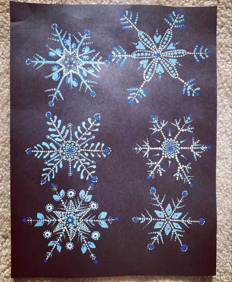 Dot paintings Dot Painted Snowflakes, Dot Art Snowflake, Dot Painting Snowflakes, Snowflake Dot Art, Snowflake Dot Painting, Dotted Snowflakes, Dot Snowflakes, Acrylic Dot Painting Ideas, Dotted Ornaments