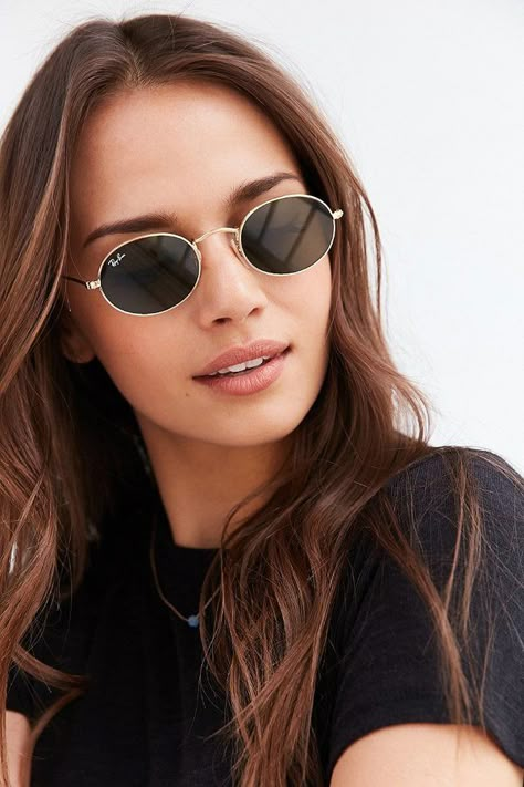 Chic Oval Flat Lens Sunglasses Urban Outfitters Sunglasses, Ray Ban Sunglasses Women, Ray Ban Wayfarer, Ray Ban Aviator, نظارات شمسية, Model Street Style, Sunglasses Style, Man Ray, Milan Fashion Weeks